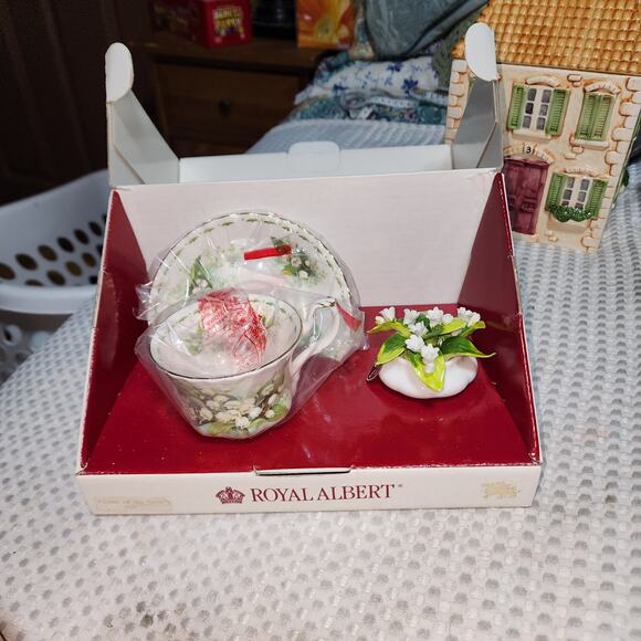 ROYAL ALBERT  LILY OF THE VALLEY CUP OF THE MONTH MAY - Picture 1 of 6